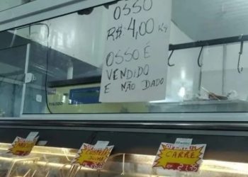 “Osso é vendido e não dado”: Cartaz polêmico em açougue é retirado pelo Procon