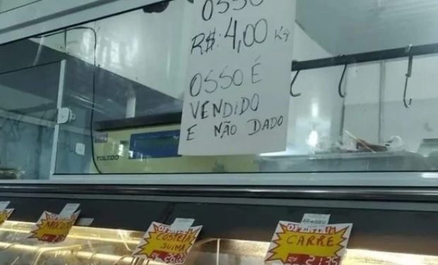 “Osso é vendido e não dado”: Cartaz polêmico em açougue é retirado pelo Procon