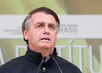 Bolsonaro chama Renan Calheiros de bandido e desdenha de relatório
