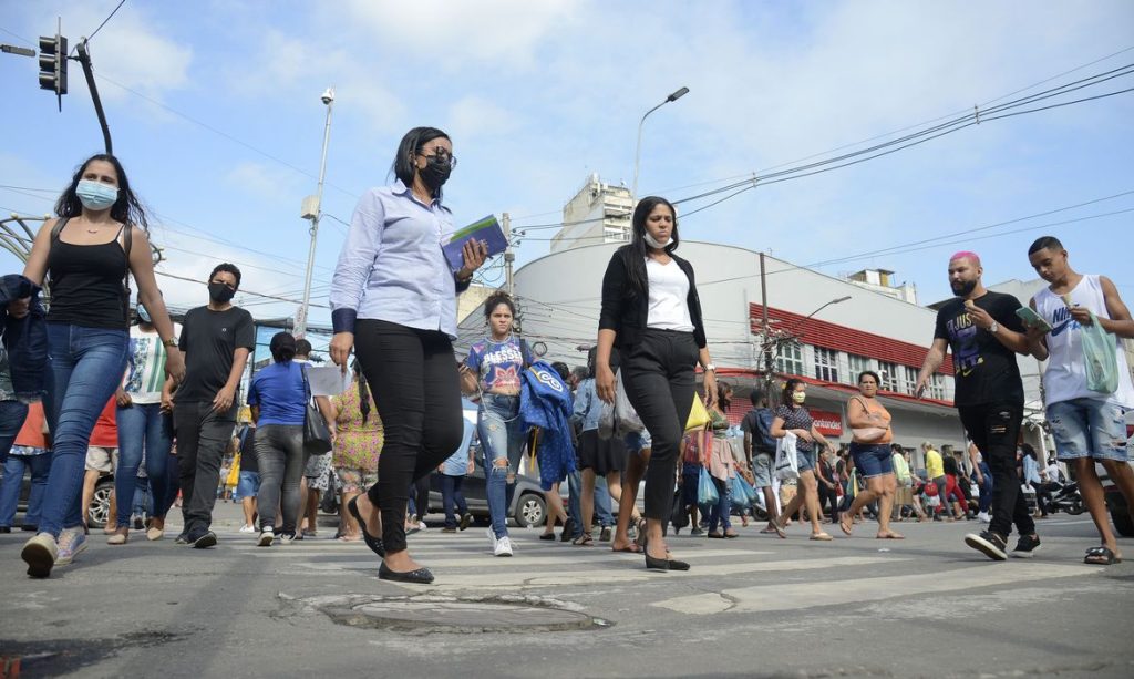 Transmissão do novo coronavírus continua em queda, diz Fiocruz Transmissão do novo coronavírus continua em queda, diz Fiocruz