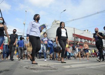 Transmissão do novo coronavírus continua em queda, diz Fiocruz