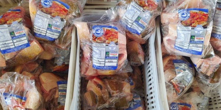 Mais de cem famílias de Porto Velho são beneficiadas com doação de peixe Mais de cem famílias de Porto Velho são beneficiadas com doação de peixe