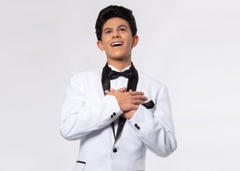 Jovem tenor Bruno Bioza se prepara para o espetáculo Especial de Natal “Por Todo Canto”