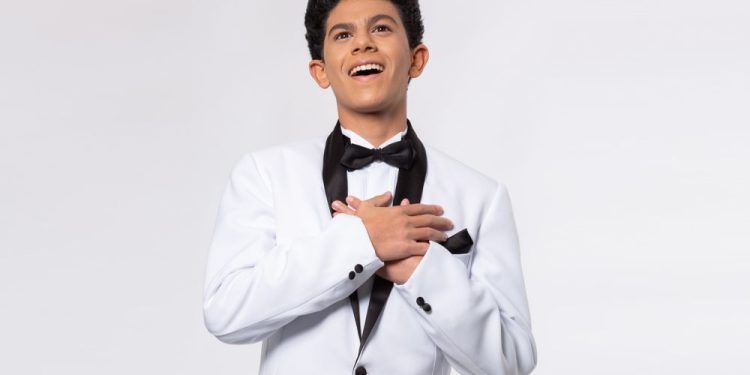 Jovem tenor Bruno Bioza se prepara para o espetáculo Especial de Natal “Por Todo Canto” Jovem tenor Bruno Bioza se prepara para o espetáculo Especial de Natal “Por Todo Canto”