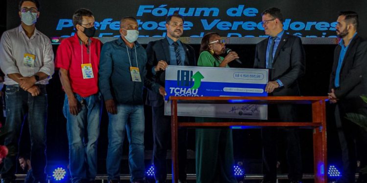 Governo encerra Fórum de Prefeitos e Vereadores e libera R$ 600 milhões para obras de infraestrutura nos municípios Governo encerra Fórum de Prefeitos e Vereadores e libera R$ 600 milhões para obras de infraestrutura nos municípios