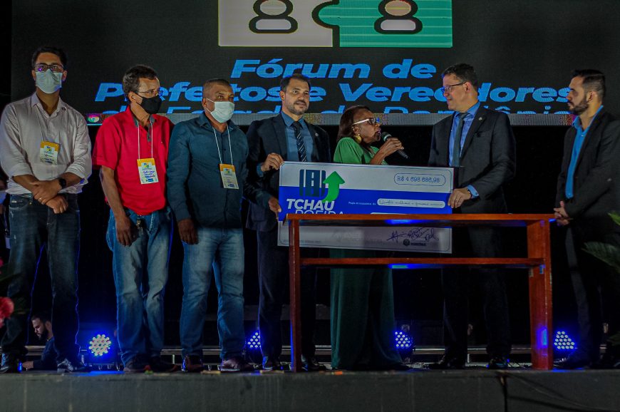 Governo encerra Fórum de Prefeitos e Vereadores e libera R$ 600 milhões para obras de infraestrutura nos municípios Governo encerra Fórum de Prefeitos e Vereadores e libera R$ 600 milhões para obras de infraestrutura nos municípios