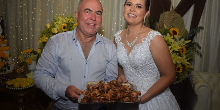 Produtor rural presenteia sobrinha com churrasco de tambaqui em seu casamento Produtor rural presenteia sobrinha com churrasco de tambaqui em seu casamento