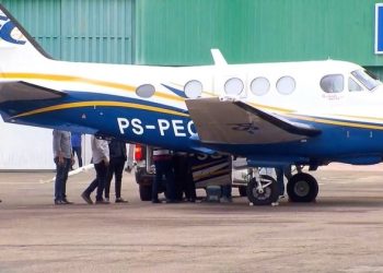 Corpos de Marília Mendonça e do tio chegam ao aeroporto de Goiânia