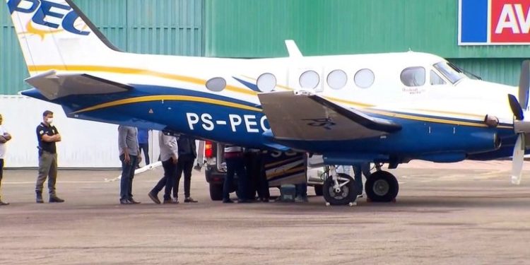 Corpos de Marília Mendonça e do tio chegam ao aeroporto de Goiânia Corpos de Marília Mendonça e do tio chegam ao aeroporto de Goiânia