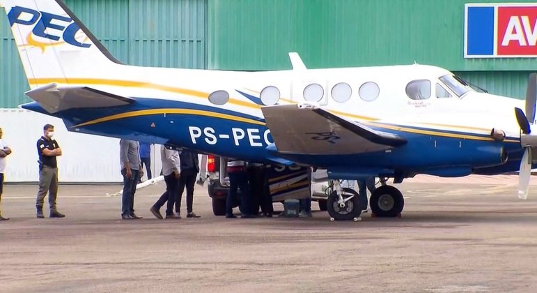 Corpos de Marília Mendonça e do tio chegam ao aeroporto de Goiânia Corpos de Marília Mendonça e do tio chegam ao aeroporto de Goiânia