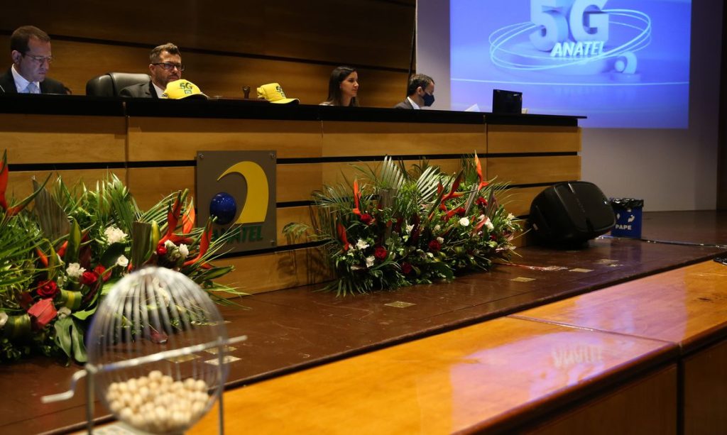 Claro, Vivo e TIM arrematam faixa de 3,5 GHz do leilão do 5G Claro, Vivo e TIM arrematam faixa de 3,5 GHz do leilão do 5G