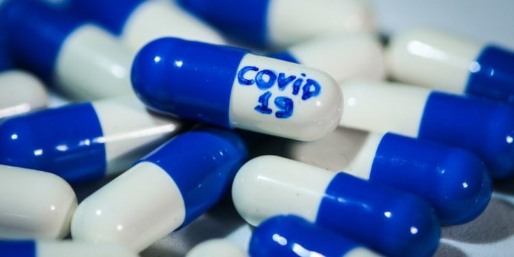 Pílula da Pfizer é 89% eficaz contra internações e mortes Pílula da Pfizer é 89% eficaz contra internações e mortes
