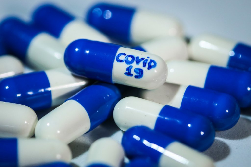 Pílula da Pfizer é 89% eficaz contra internações e mortes Pílula da Pfizer é 89% eficaz contra internações e mortes