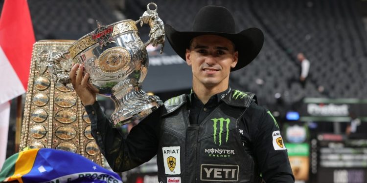 Brasileiro é bicampeão do maior rodeio em touros do mundo nos EUA
