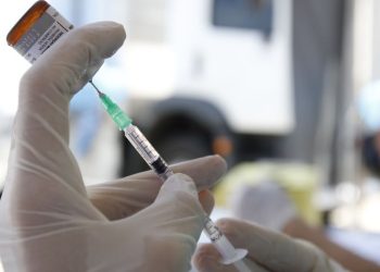 Brasil supera EUA na taxa de pessoas com vacinação completa