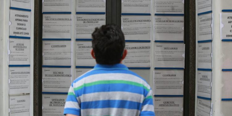 Desemprego no Brasil é o dobro da média mundial, em ranking de mais de 40 países