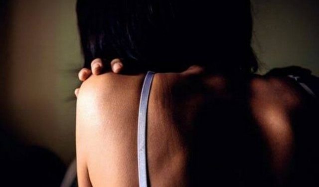 Jovem é convidada para entrar em residência por causa de chuva e acaba estuprada Jovem é convidada para entrar em residência por causa de chuva e acaba estuprada