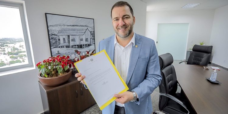 Deputado Alex Redano promulga Lei que institui o Refaz 2021