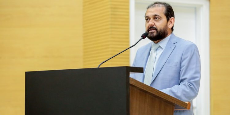 Laerte Gomes defende rateio das sobras do Fundeb para profissionais da Educação