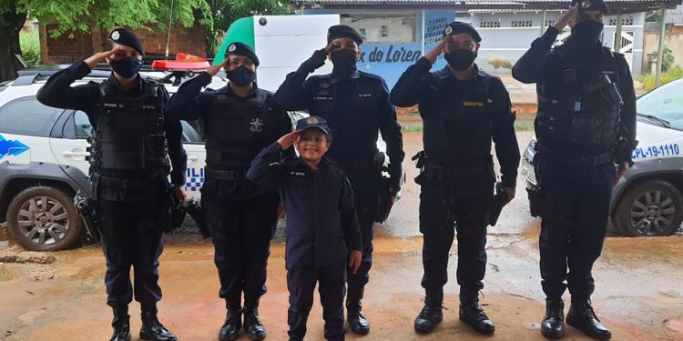 Fã Mirim da PM recebe visita de equipe de policiais militares