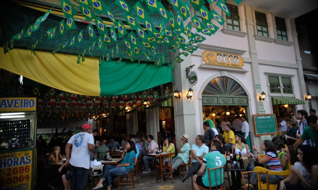 Mais da metade dos maiores de 18 anos consomem bebidas alcoólicas Mais da metade dos maiores de 18 anos consomem bebidas alcoólicas