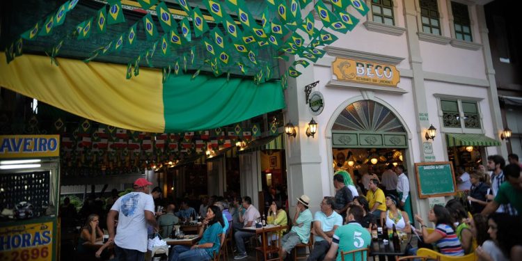 Mais da metade dos maiores de 18 anos consomem bebidas alcoólicas Mais da metade dos maiores de 18 anos consomem bebidas alcoólicas