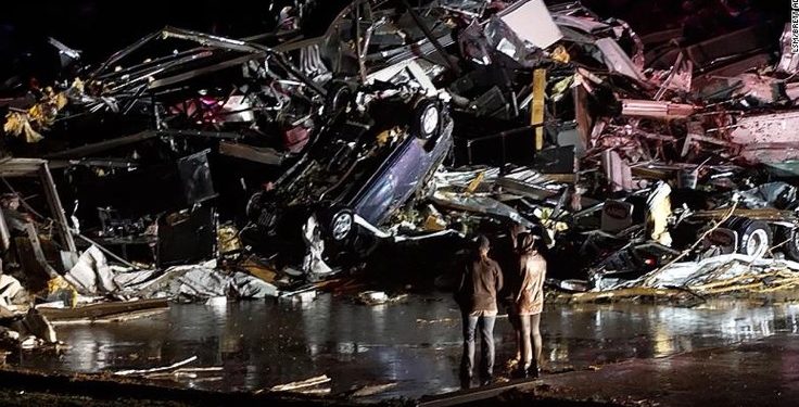 Tornado atinge Estados Unidos e deixa cerca de 50 mortos Tornado atinge Estados Unidos e deixa cerca de 50 mortos