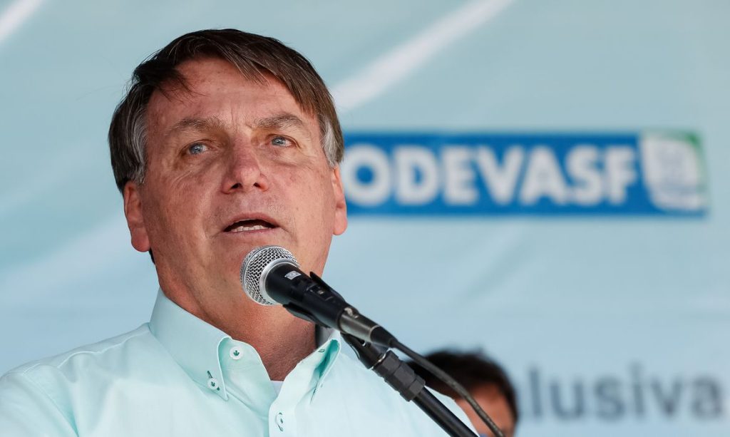 Bolsonaro insinua sem provas que vacinas de COVID-19 causam trombose e embolia Bolsonaro insinua sem provas que vacinas de COVID-19 causam trombose e embolia