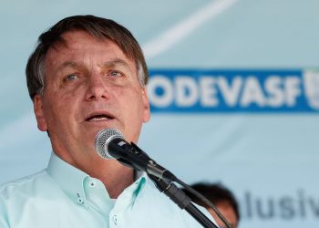 Bolsonaro insinua sem provas que vacinas de COVID-19 causam trombose e embolia