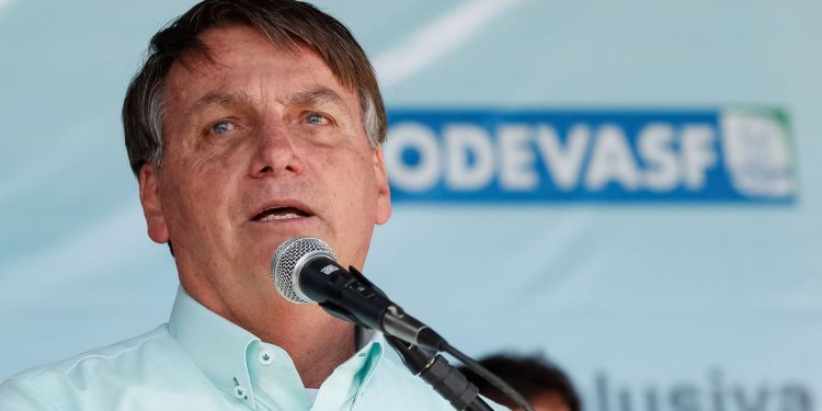 Bolsonaro insinua sem provas que vacinas de COVID-19 causam trombose e embolia