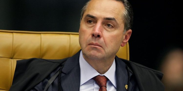 Barroso diz que Brasil não pode virar destino de turismo antivacina e manda governo federal exigir comprovante de vacinação