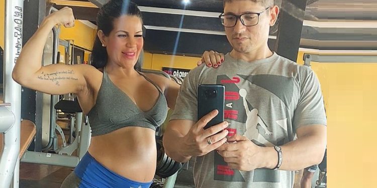 Atriz Nil Ferreira exibe barriga de gravidez ao treinar com Personal Trainer