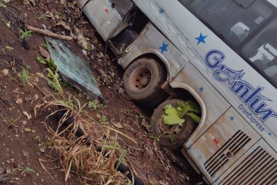 Acidente na BR-364 envolvendo um caminhão, um ônibus e uma carreta deixa uma vítima em estado grave e outras feridas Acidente na BR-364 envolvendo um caminhão, um ônibus e uma carreta deixa uma vítima em estado grave e outras feridas