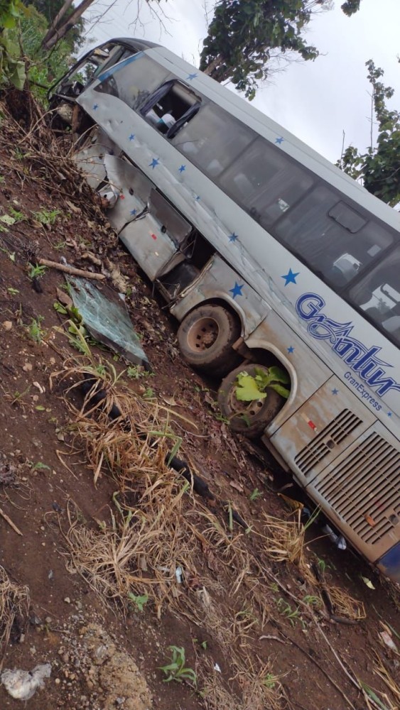 Acidente na BR-364 envolvendo um caminhão, um ônibus e uma carreta deixa uma vítima em estado grave e outras feridas Acidente na BR-364 envolvendo um caminhão, um ônibus e uma carreta deixa uma vítima em estado grave e outras feridas