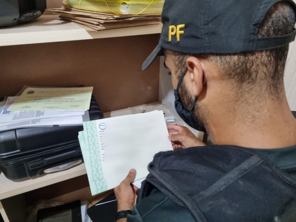 Polícia Federal deflagra operação para apurar falsificação de diplomas de cursos universitários Polícia Federal deflagra operação para apurar falsificação de diplomas de cursos universitários