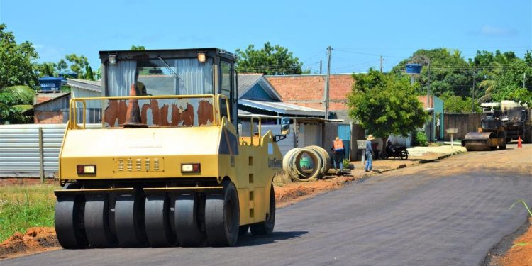 Interligação entre bairros de Ariquemes recebe pavimentação asfáltica