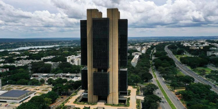 Pandemia e crise hídrica fizeram inflação estourar meta, diz Banco Central Pandemia e crise hídrica fizeram inflação estourar meta, diz Banco Central