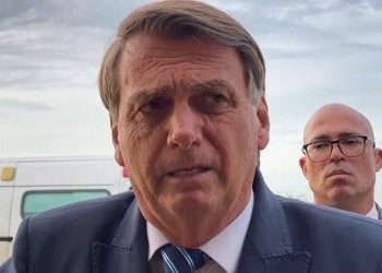 Bolsonaro diz que vai autorizar aumento de 33% para professores