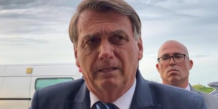 Bolsonaro diz que vai autorizar aumento de 33% para professores