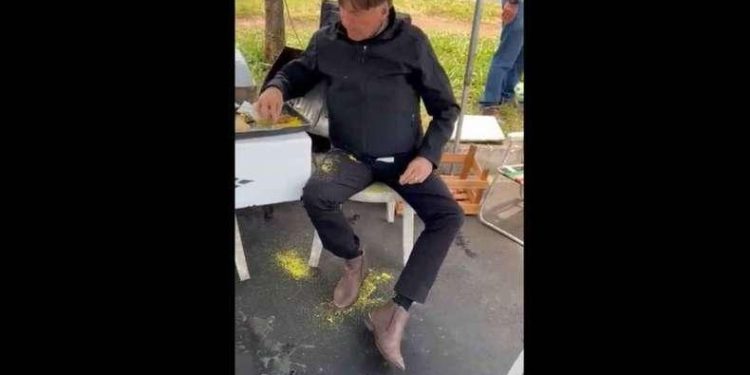 Vídeo de Bolsonaro comendo churrasquinho com farofa viraliza na web e oposição reage