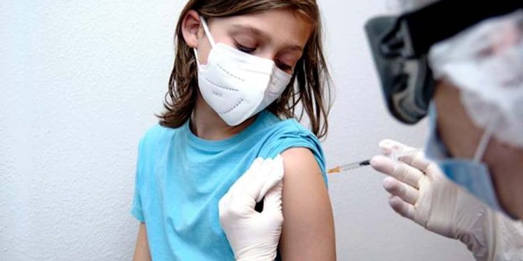 Pfizer: crianças que receberam vacina de adulto devem ser monitoradas