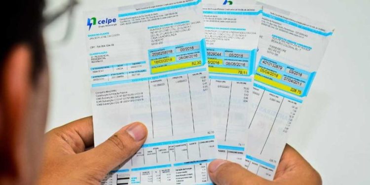 Consumidor paga R$ 20,7 bi de bandeira tarifária em 2021, mas fica devendo R$ 10,5 bi, diz Aneel