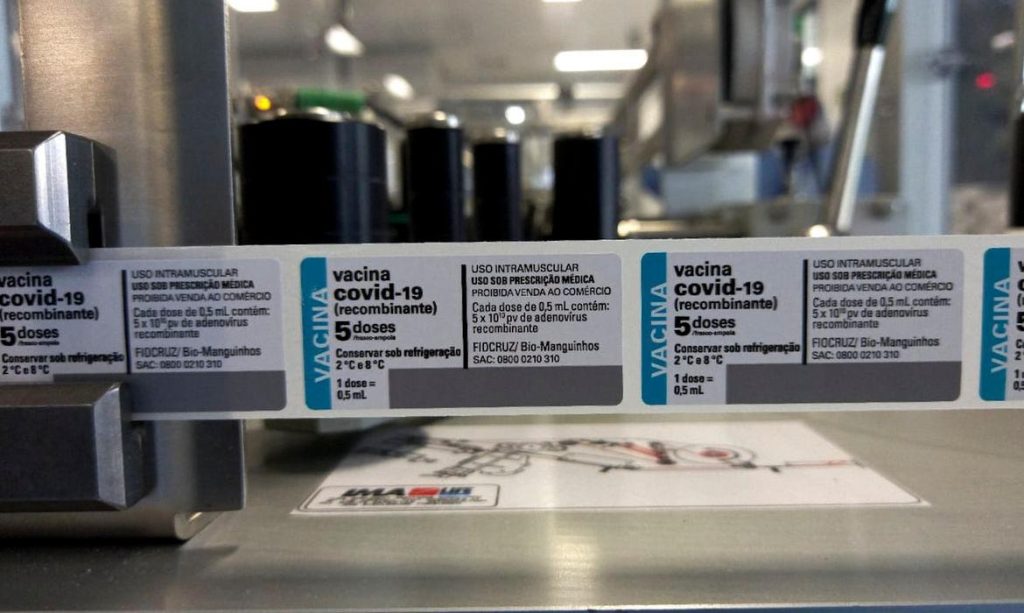 Fiocruz entrega 550 mil doses de vacina 100% brasileira Fiocruz entrega 550 mil doses de vacina 100% brasileira