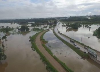 Imagens aéreas mostram dimensão da enchente do rio Jamari, em Ariquemes