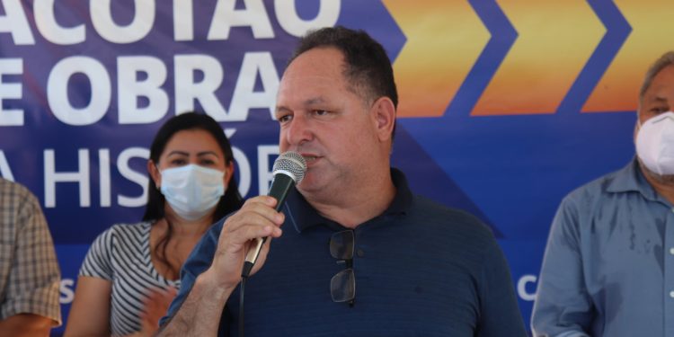 Prefeito Pedro Fernandes adquire nove ônibus para Cujubim Prefeito Pedro Fernandes adquire nove ônibus para Cujubim