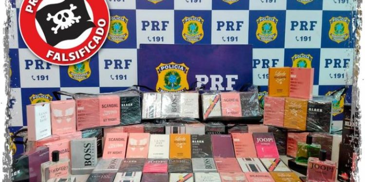 PRF apreendem perfumes e calçados falsificados na BR-364 PRF apreendem perfumes e calçados falsificados na BR-364