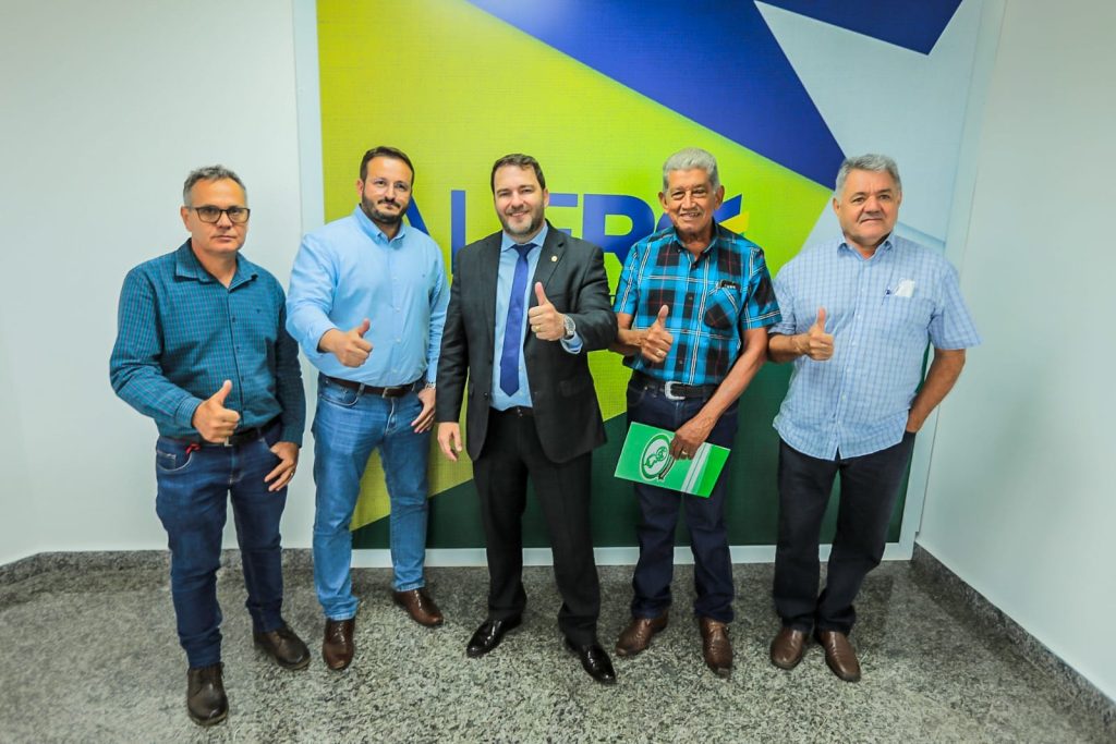 Presidente Alex Redano indica recursos para apoiar a realização da Expoari, que garantem dois dias de acesso livre Presidente Alex Redano indica recursos para apoiar a realização da Expoari, que garantem dois dias de acesso livre