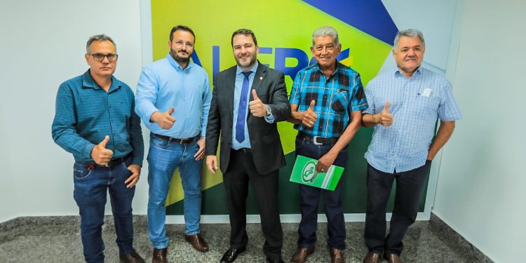 Presidente Alex Redano indica recursos para apoiar a realização da Expoari, que garantem dois dias de acesso livre Presidente Alex Redano indica recursos para apoiar a realização da Expoari, que garantem dois dias de acesso livre
