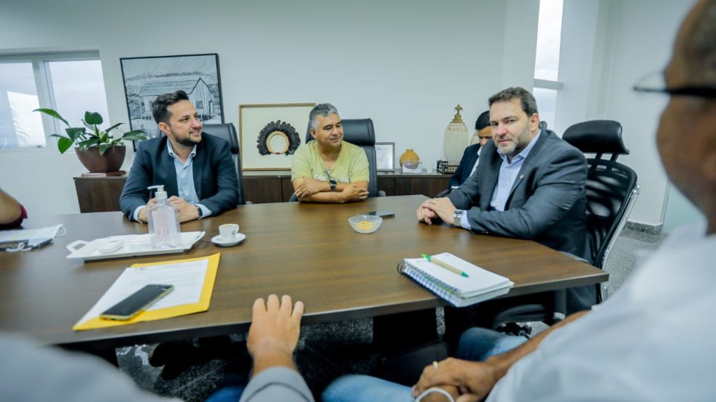 Mais quatro servidores concursados são empossados na Assembleia Legislativa Mais quatro servidores concursados são empossados na Assembleia Legislativa