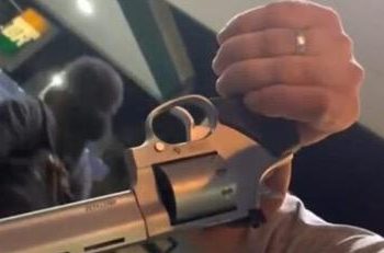 Homem é preso após se exibir com revólver em conveniência, em Machadinho